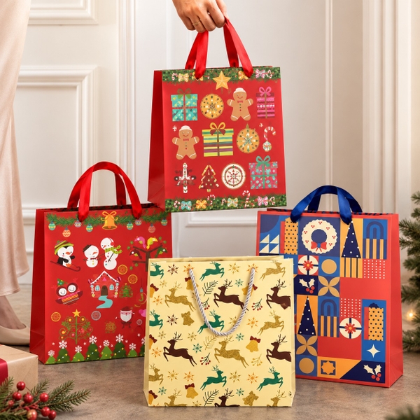 CHRISTMAS - 'Christmas Family' Paper Gift Bag