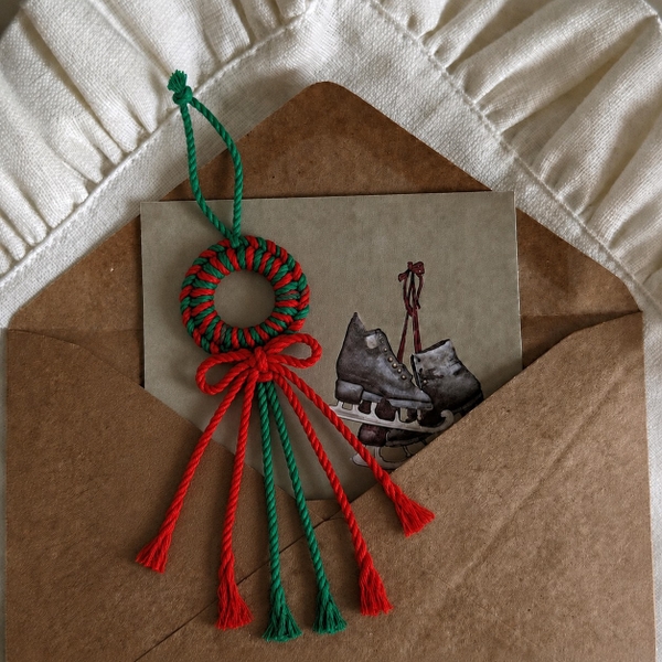 Macrame Christmas Ornament - Wreath in Red & Green
