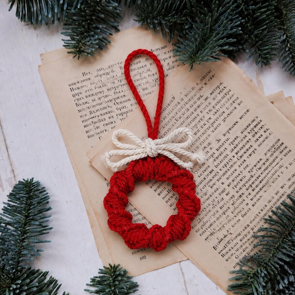 Macrame CHRISTMAS Ornament - Wreath in Red With White Bow