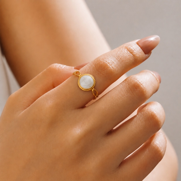 MIALIE - 18K Gold Plated Chain Ring With Round Mother Of Pearl