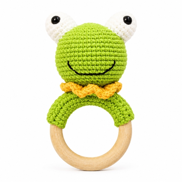KID & BABY - Macrame Rattle With Wooden Handle in Frog