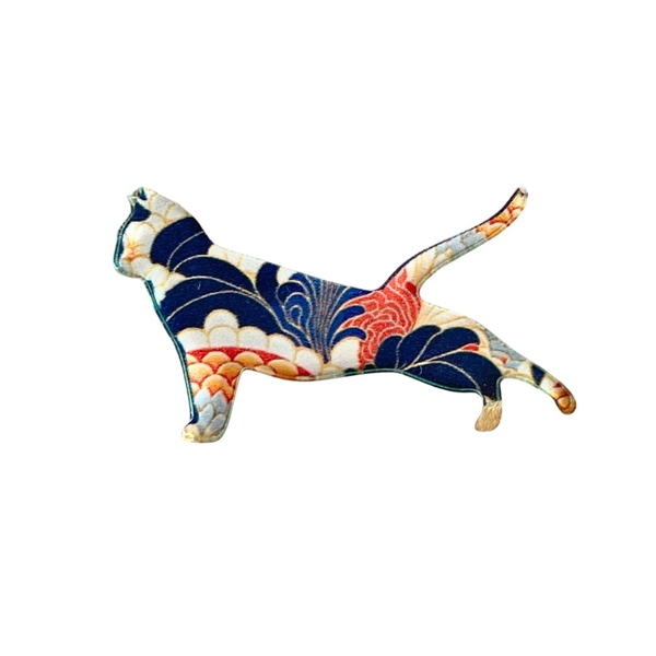 XLAND - Mini Pin "Stretching Cat in Black & Orange"