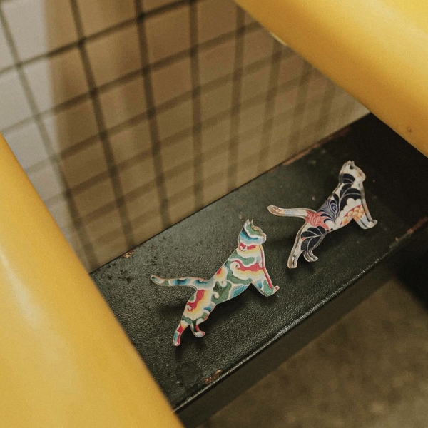 XLAND - Mini Pin "Stretching Cat in Black & Orange"