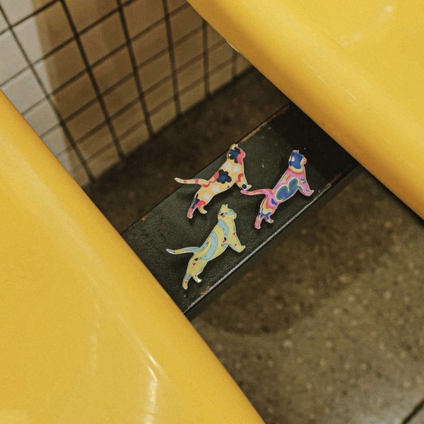 XLAND - Mini Pin "Stretching Cat in Black & Orange"