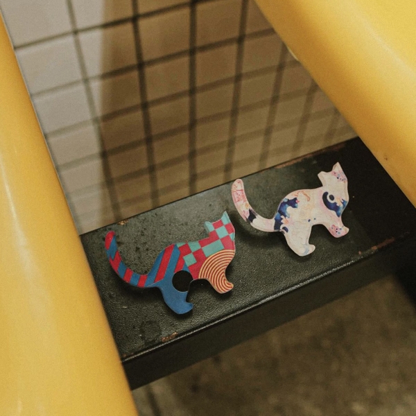 XLAND - Mini Pin "Standing Cat In Wave Pattern"