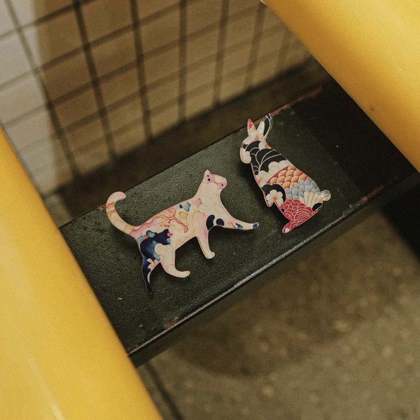 XLAND - Mini Pin "Standing Cat In Colorful Geometric"