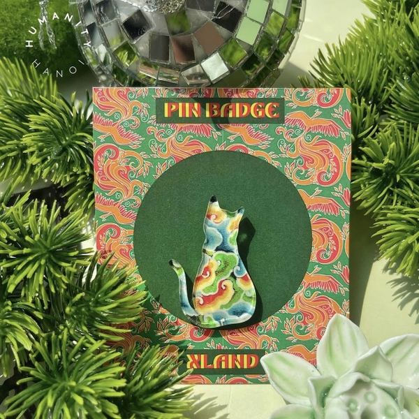 XLAND - Mini Pin "Sitting Cat in Fire Pattern"