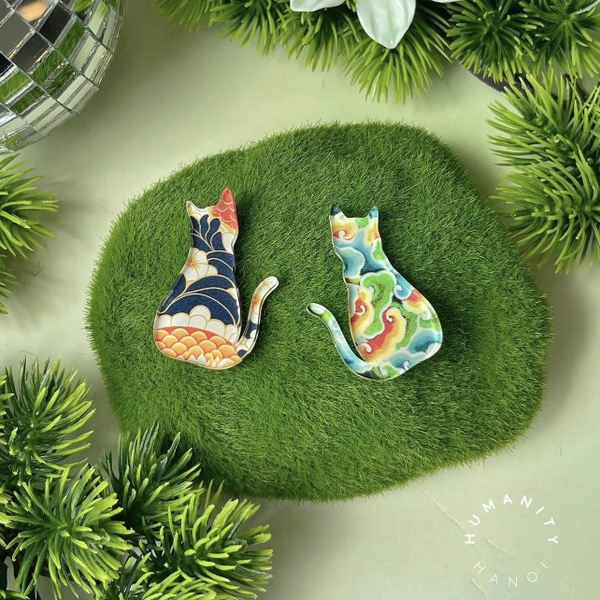 XLAND - Mini Pin "Sitting Cat in Fire Pattern"