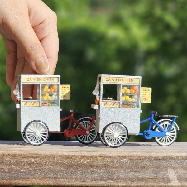 NHA TIN - 'Xe Cá Viên Chiên - Fried Fish Ball Cart Vendor' Magnet In Blue