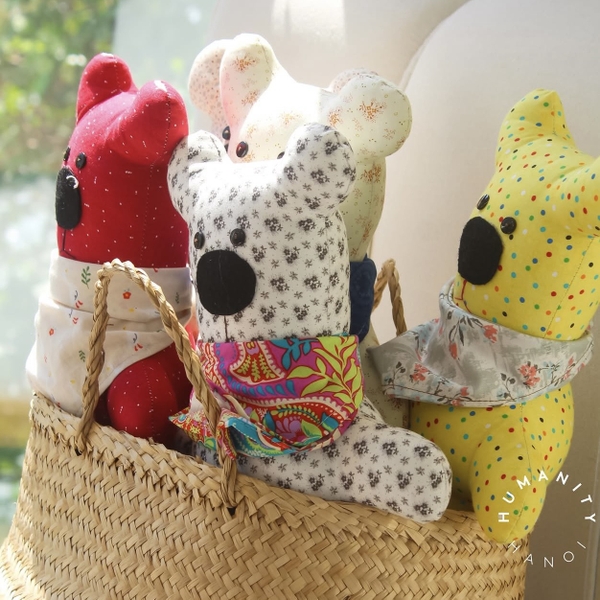 RUNG HANDMADE - Bob Bear in Two Circles Pattern With Blue Scarf
