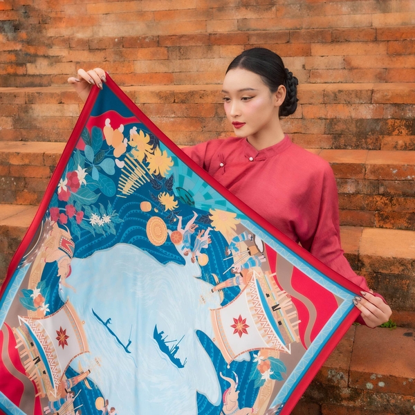 LA'ARTISAN - 'Biển Hồ Tây Nguyên - Sea Lake' Double-Sided Square Scarf