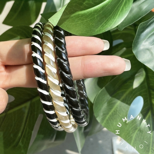AZIET -  Buffalo Horn & Lacquer Twisted Round Bracelet in Black