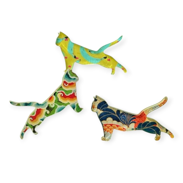 XLAND - Mini Pin "Stretching Cat in Black & Yellow"