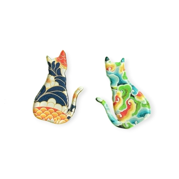 XLAND - Mini Pin "Sitting Cat in Fire Pattern"