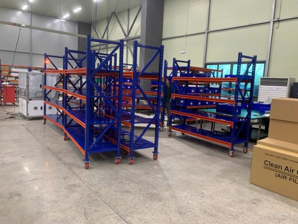 Kệ trung tải có bánh xe