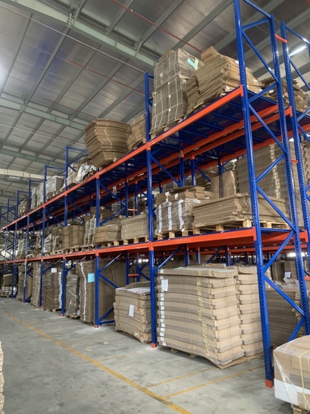 Kệ hạng nặng có mâm tôn, mâm gỗ chứa hàng nặng
