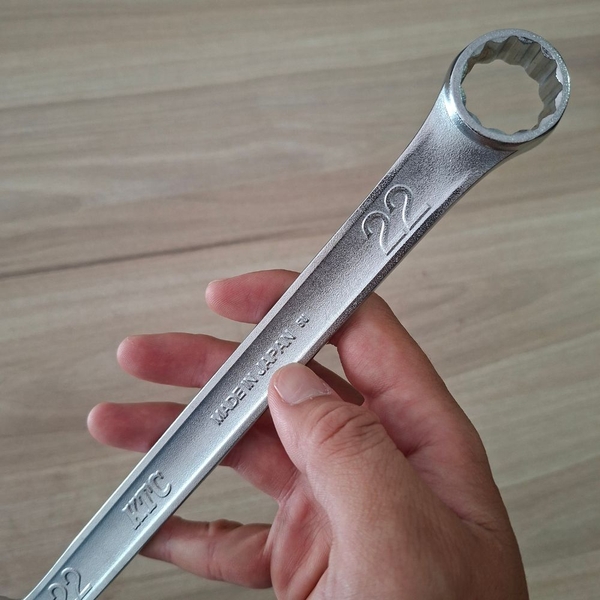 Thiết kế góc nghiêng đầu vòng 15 độ tối ưu lực vặn của cờ lê phối hợp KTC MS2-22