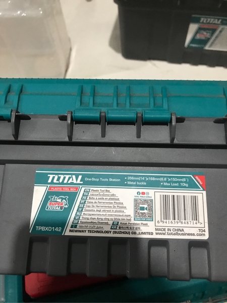 Hộp nhựa đựng công cụ khóa kim loại Total