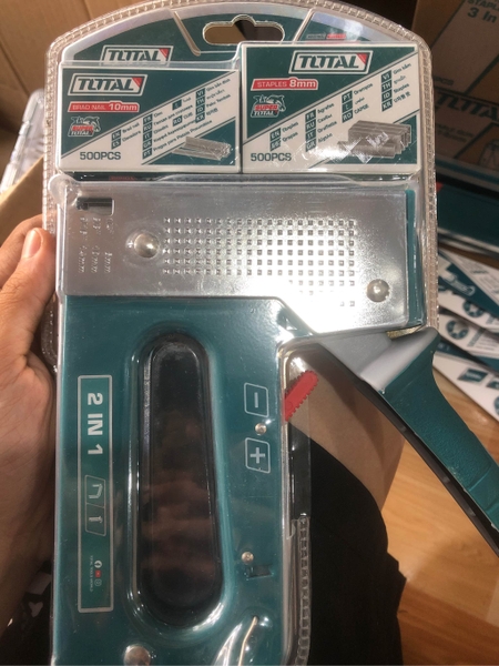 Dụng cụ bấm gim Total THT311425