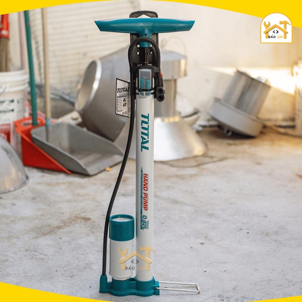 Bơm hơi dùng tay cao cấp có đồng hồ, kích thước φ38 * 500mm, 140 PSI Total TMPP3811 - Hàng chính hãng.