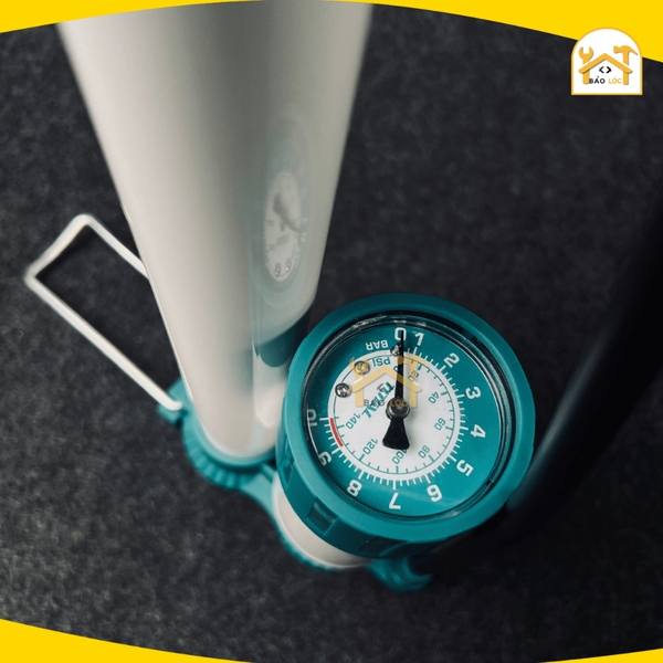 Bơm hơi dùng tay cao cấp có đồng hồ, kích thước φ38 * 500mm, 140 PSI Total TMPP3811 - Hàng chính hãng.