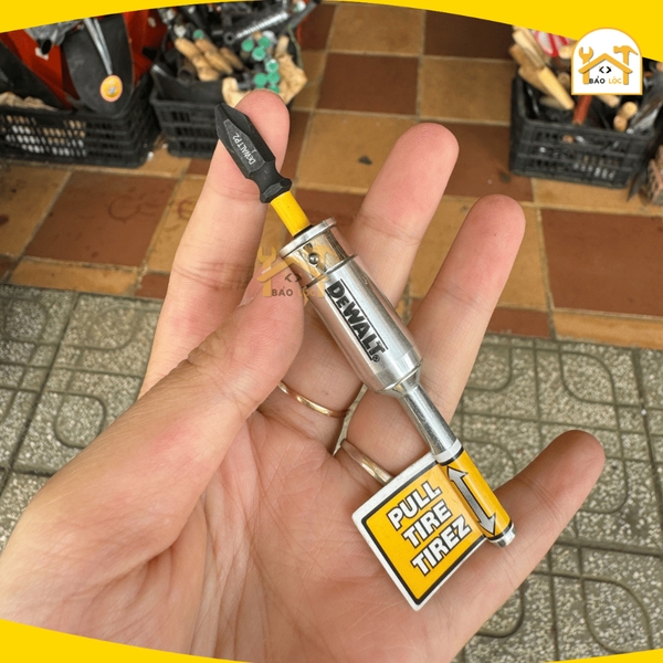 Mũi vít PH2 65mm có khóa nam châm 13mm DEWALT DWA13MS - Hàng chính hãng.
