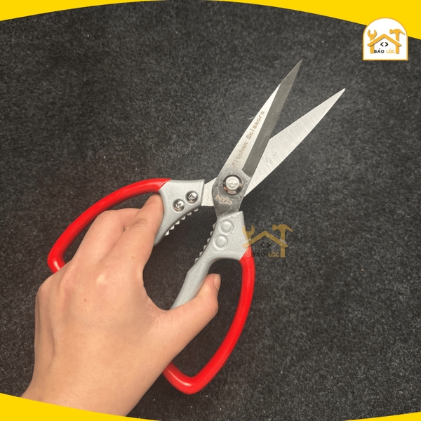 Kéo gia dụng NTP SK5 – Lưỡi thép cao cấp, tay cầm xanh đỏ.