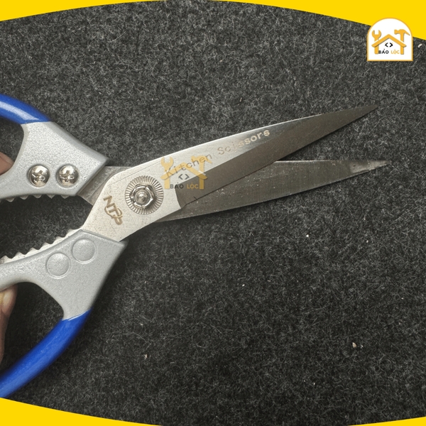 Kéo gia dụng NTP SK5 – Lưỡi thép cao cấp, tay cầm xanh đỏ.