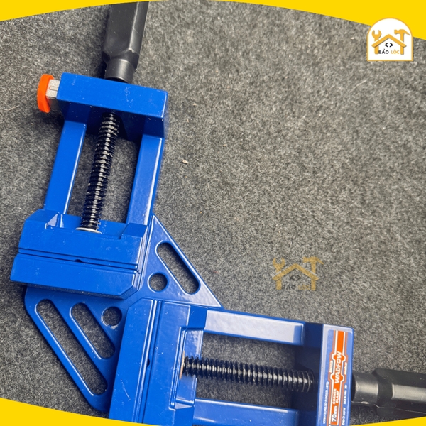 Êtô kẹp dùng để ke góc vuông 90 độ, 2 tay cầm, 2 nút nhả nhanh, độ mở 70mm Wadfow WACC2528 - Hàng chính hãng.