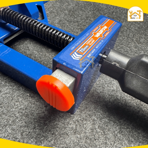 Êtô kẹp dùng để ke góc vuông 90 độ, 2 tay cầm, 2 nút nhả nhanh, độ mở 70mm Wadfow WACC2528 - Hàng chính hãng.