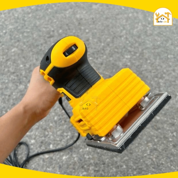 Máy chà nhám cầm tay 220W TOLSEN 79564, tần số quỹ đạo 13.000rpm, chà nhám vách thạch cao, trần nhà - Hàng chính hãng.