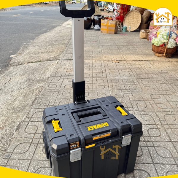 Thùng đựng đồ nghề DEWALT TSTAK DWST83347-1 Nhựa ABS cao cấp chống nước có xe kéo - Hàng chính hãng.