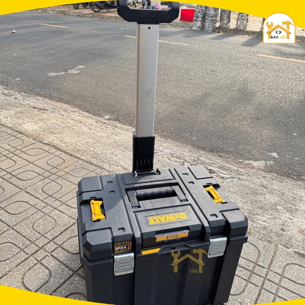Thùng đựng đồ nghề DEWALT TSTAK DWST83347-1 Nhựa ABS cao cấp chống nước có xe kéo - Hàng chính hãng.
