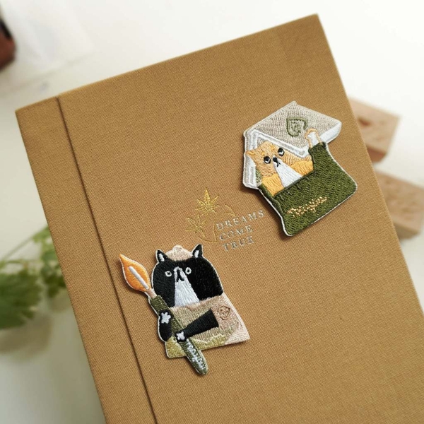 Hình thêu dạng pin cài/ pin ủi 