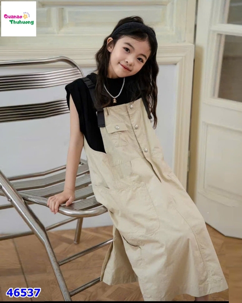 Set đầm yếm kem, áo croptop đen