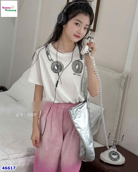 Áo Croptop trắng tai nghe