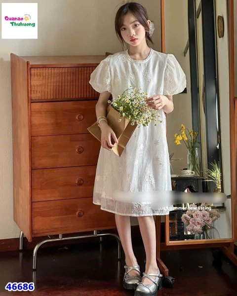 Đầm trắng thêu hoa