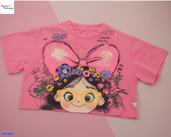 Áo croptop hồng cô gái