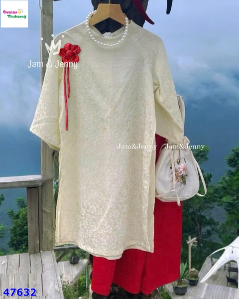 Áo dài J&J kem thêu hoa, quần đỏ