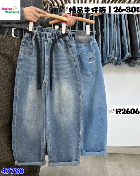 Quần jean xanh nhạt túi chữ R