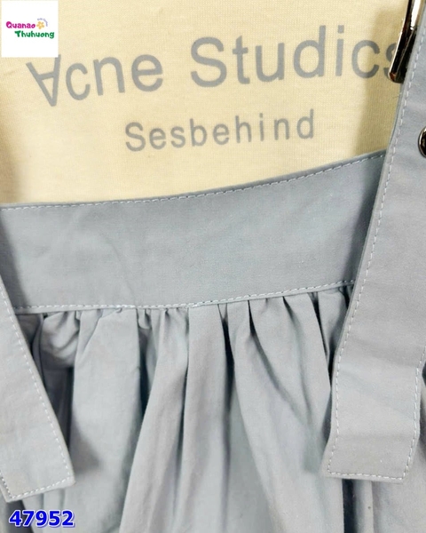 Set yếm xanh, áo kem SesBehind