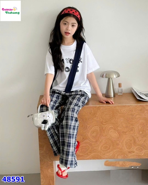 Set áo trắng HOPE, khăn choàng, quần caro xanh