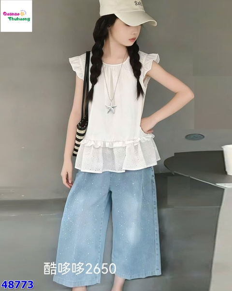Set áo trắng dập hoa, quần jean đính đá