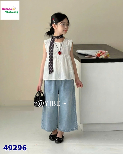 Set áo kem dập hoa, quần jean