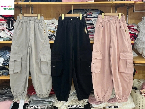 Quần kaki xám túi hộp thêu chữ