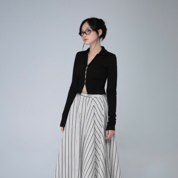 Ribbed Collared Top with Centre Clasp, image 1