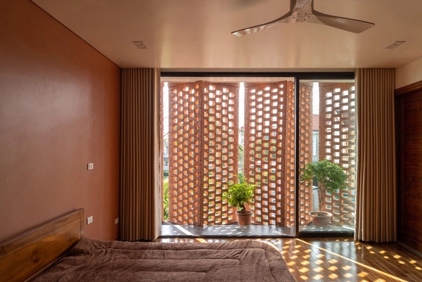 Nhà 270 m2 'bọc' vỏ ngoài bằng gạch lỗ để lọc nắng gió