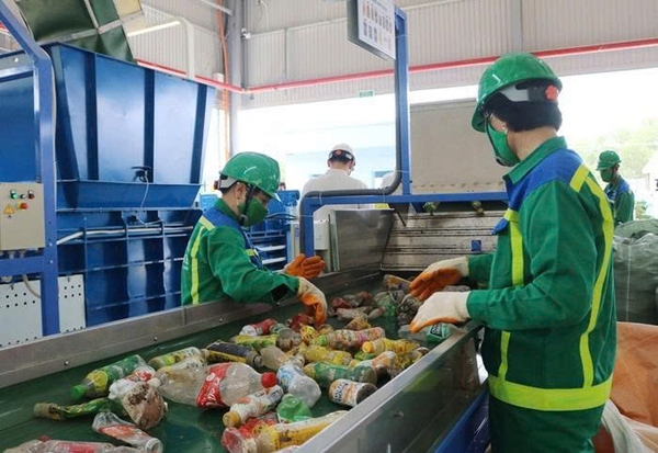 Phân loại rác tái chế tại trạm sơ chế