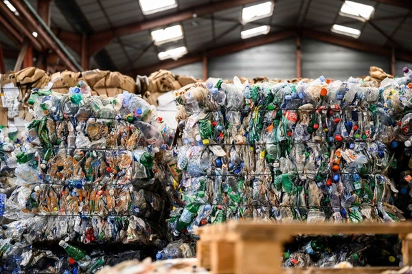 Phế liệu nhựa và carton sau ép kiện