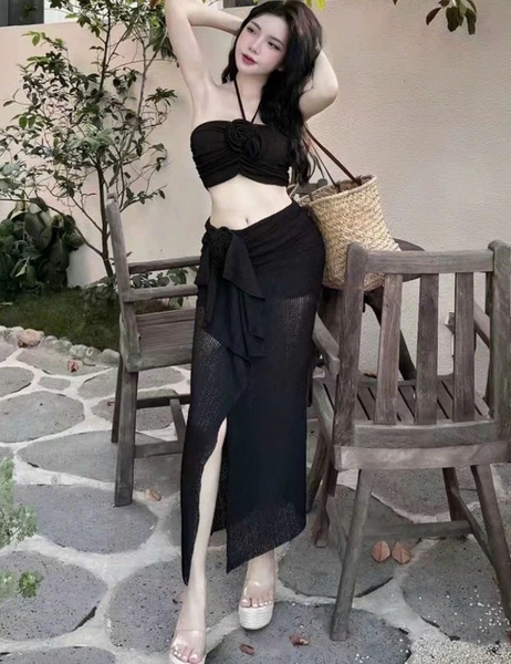 Đồ đi biển màu đen đính hoa